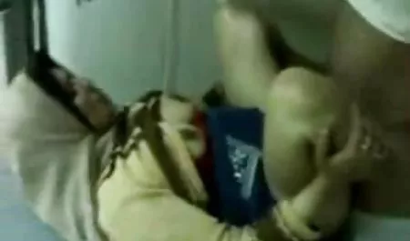 مو است که او با یک افسر داستان سکسی پسر و مامان پلیس در درب